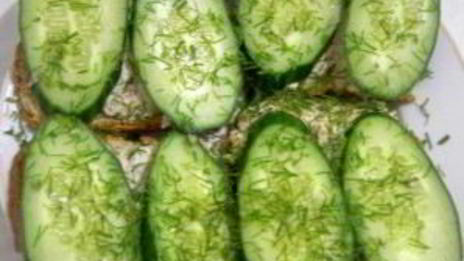 бутерброды с паштетом и огурцом