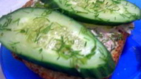 бутерброды с паштетом и огурцом