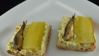 Бутерброды со шпротами и яйцом