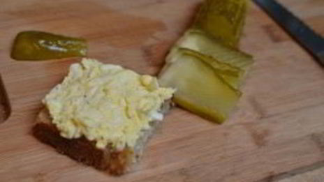 бутерброды со шпротами и яйцом