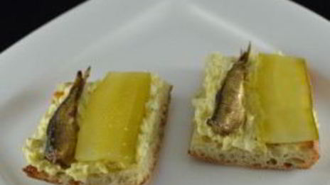 бутерброды со шпротами и яйцом