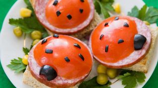 Бутерброды в виде божьих коровок
