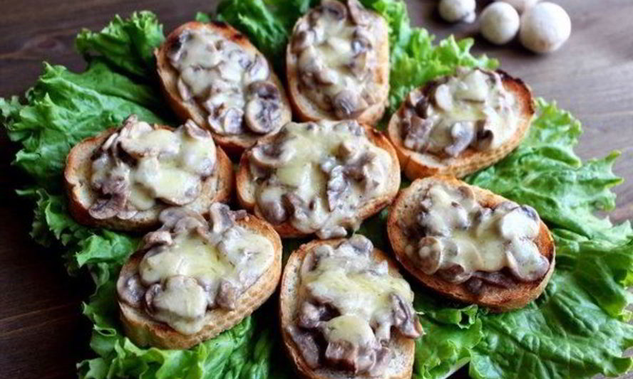 Рецепт быстрых горячих бутербродов с грибами и сыром