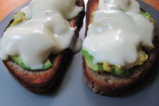 Горячие бутерброды с авокадо и моцареллой