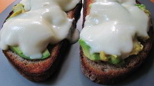 Горячие бутерброды с авокадо и моцареллой