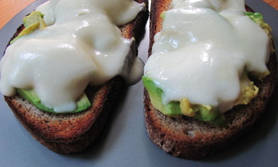 Рецепт горячих бутербродов с авокадо и моцареллой