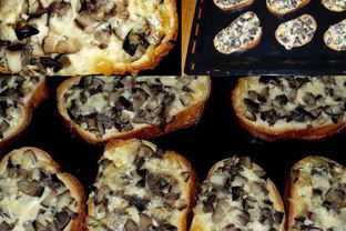 Горячие бутерброды с грибами и сыром