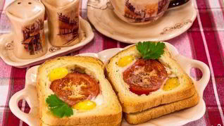 Горячие бутерброды с окороком, помидорами и яйцами