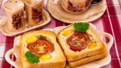 горячие бутерброды с окороком, помидорами и яйцами
