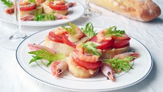 Горячие бутерброды с помидорами и креветками
