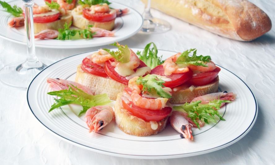 Рецепт горячих бутербродов с помидорами и креветками