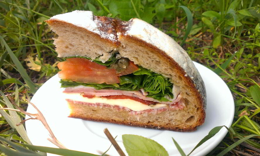 Рецепт пана-баньей — слоеного бутерброда в хлебе