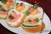 Праздничные бутерброды с лососем и творожным сыром