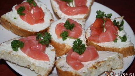 праздничные бутерброды с лососем и творожным сыром