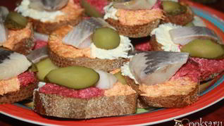 Разноцветные бутерброды с сельдью