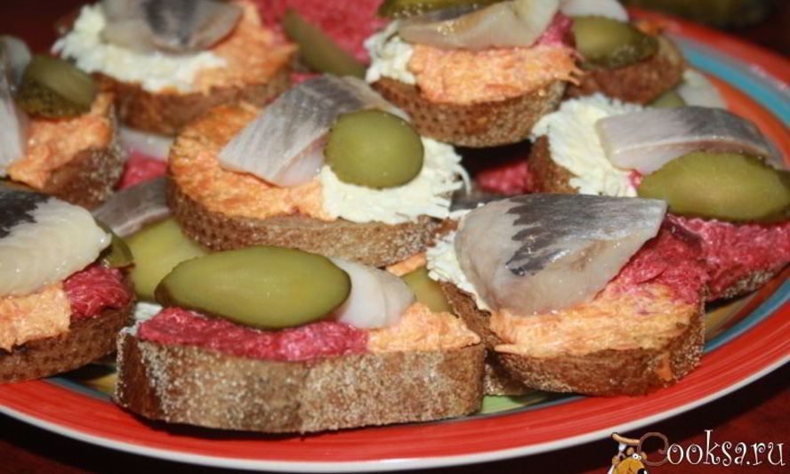 Рецепт разноцветных бутербродов с сельдью
