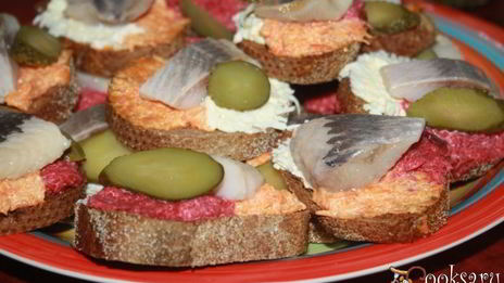 разноцветные бутерброды с сельдью