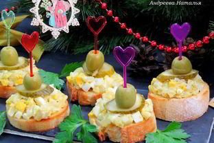 Закусочные бутерброды с луком и яйцами