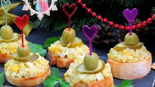 Закусочные бутерброды с луком и яйцами