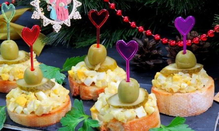 Рецепт закусочных бутербродов с луком и яйцами