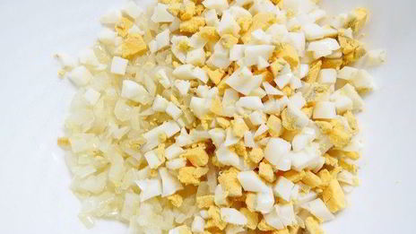 закусочные бутерброды с луком и яйцами