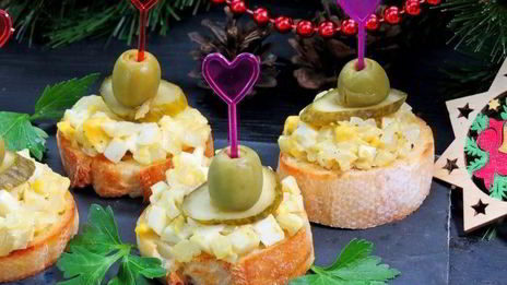 закусочные бутерброды с луком и яйцами