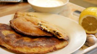 Чебурек с начинкой из баранины и брынзы с чесночным соусом