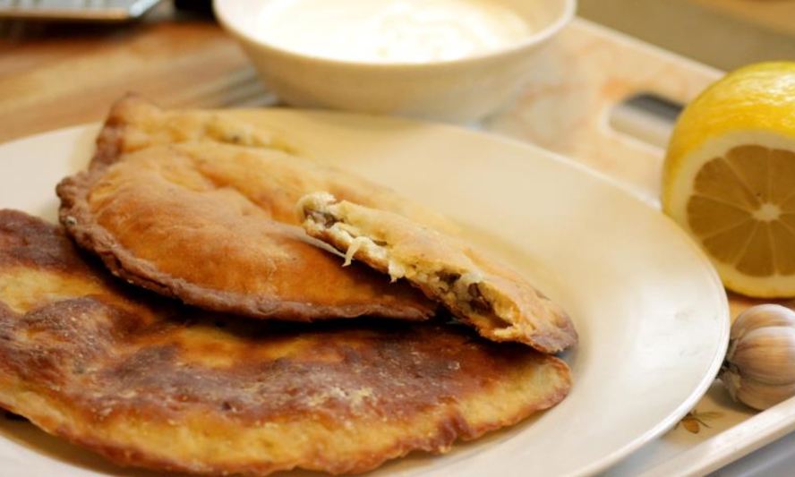 Рецепт чебурека с начинкой из баранины и брынзы с чесночным соусом