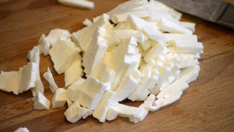 чебурек с начинкой из баранины и брынзы с чесночным соусом