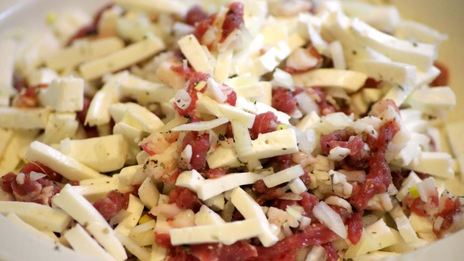 чебурек с начинкой из баранины и брынзы с чесночным соусом