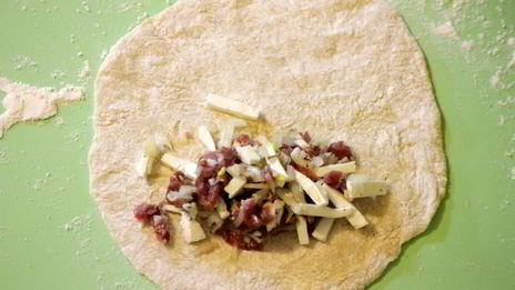 чебурек с начинкой из баранины и брынзы с чесночным соусом