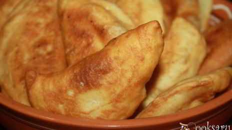 чебуреки с курицей и кислым яблоком на кефире