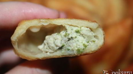 чебуреки с курицей и кислым яблоком на кефире