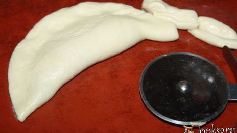 чебуреки с курицей и кислым яблоком на кефире