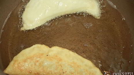 чебуреки с курицей и кислым яблоком на кефире