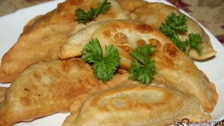Сочные хрустящие чебуреки со свининой