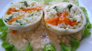Фаршированные кальмары с рисом и яйцом