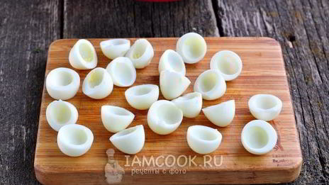 фаршированные перепелиные яйца