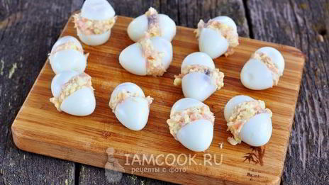фаршированные перепелиные яйца