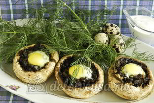 Фаршированные шампиньоны с перепелиными яйцами