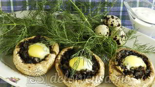 Фаршированные шампиньоны с перепелиными яйцами