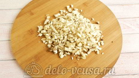 фаршированные шампиньоны с перепелиными яйцами