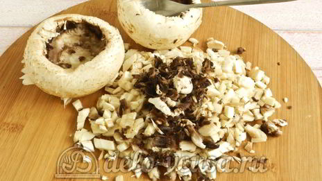 фаршированные шампиньоны с перепелиными яйцами