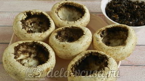 фаршированные шампиньоны с перепелиными яйцами