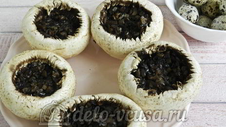 фаршированные шампиньоны с перепелиными яйцами