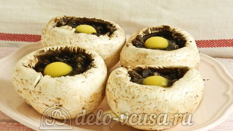 фаршированные шампиньоны с перепелиными яйцами