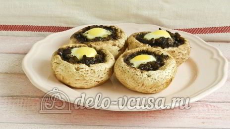 фаршированные шампиньоны с перепелиными яйцами