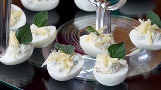 Фаршированные сыром с тархуном яйца цесарки