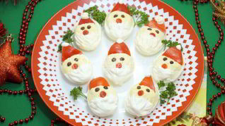 Фаршированные яйца Дед Мороз