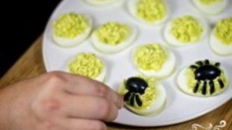фаршированные яйца-пауки на хэллоуин